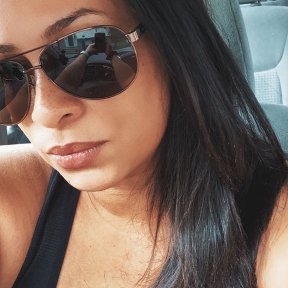 Meet your posher, Yoly 💁🏻‍♀️ - Picture 2 of 4